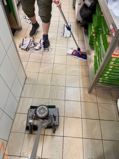 Laden Bodenreinigung